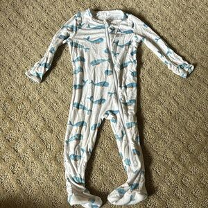 Angel dear footie pajamas in blue whale print like new condition size 6-9 months
